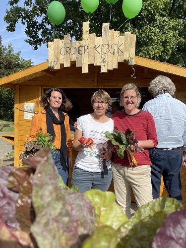 Die erste Ernte unseres Schulgarten geht über den Tresen unseres Grünen Kiosks